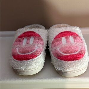 Kids' Fuzzy Smiley Face Slippers - Pink and White